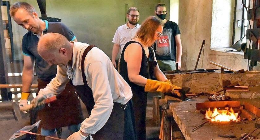 Turyści pracowali w fabryce żelaza z XIX wieku