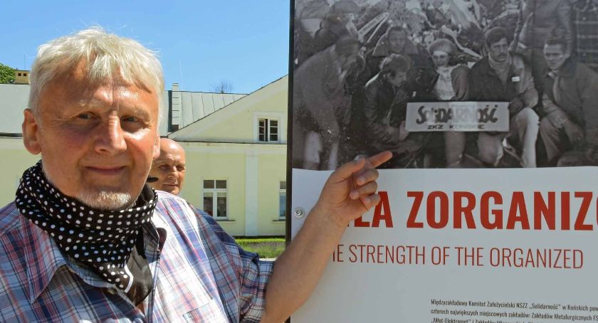 TU rodziła się Solidarność - 40 lat później przed pałacem Małachowskich