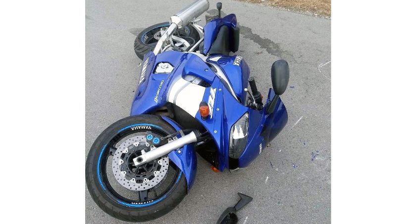 Najechał motorem na forda