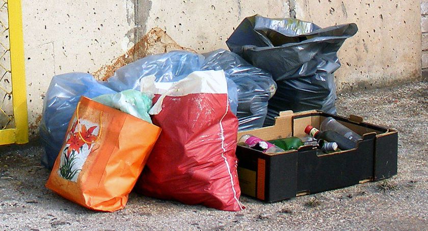 GMINA SMYKÓW. Opłaty za śmieci tylko na konto