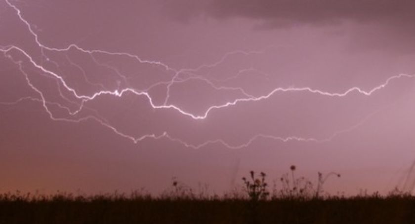 Uwaga! W nocy w powiecie koneckim mogą wystąpić burze z gradem