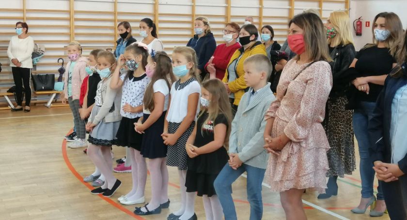 Deszczowy początek roku szkolnego w Pomykowie [ZDJĘCIA]