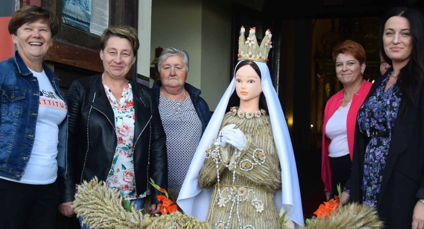 FAŁKÓW. Maryjka w wieńcu dożynkowym [ZDJĘCIA]