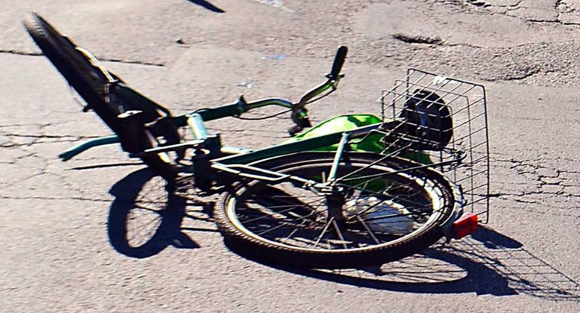 GMINA SMYKÓW. Po zderzeniu z volskwagenem rowerzysta został odwieziony do szpitala