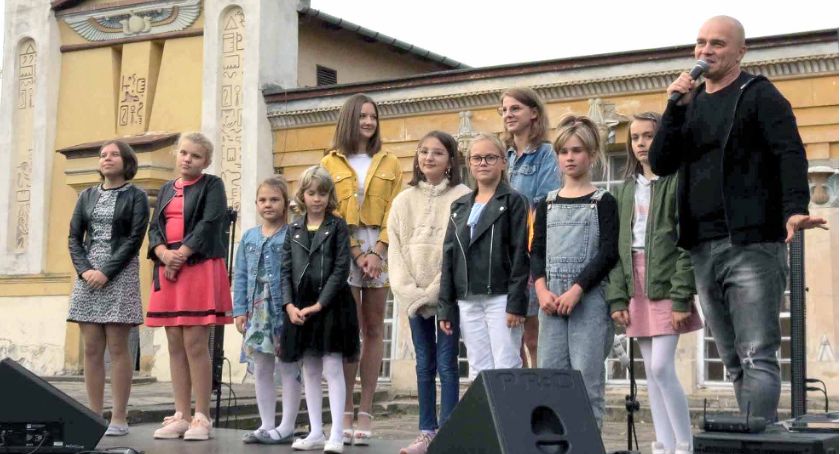 KOŃSKIE. Na scenie parkowej wystąpili soliści Studia Piosenki „Solo”
