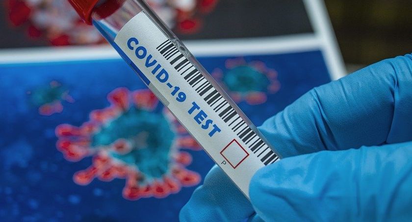 Zasady zlecania testów na koronawirusa. Co ma robić lekarz, pacjent?