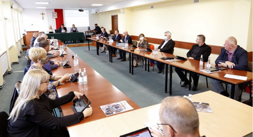 POWIAT KONECKI. Stan bezrobocia, sprawozdanie finansowe ZOZ a na deser Wszechnica Konecka