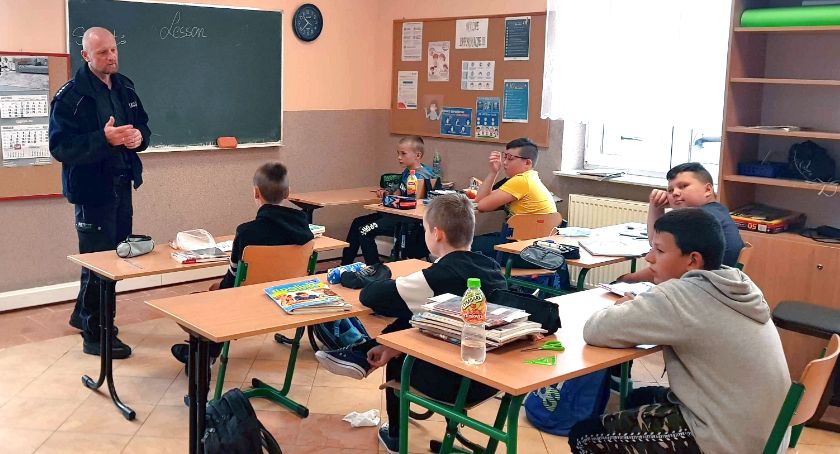 GMINA SMYKÓW. O bezpieczeństwie i innych „ważnych sprawach”, czyli cykl spotkań z policjantem