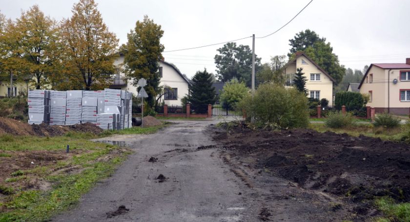 GMINA STĄPORKÓW. Przebudowują drogę w Niekłaniu Małym