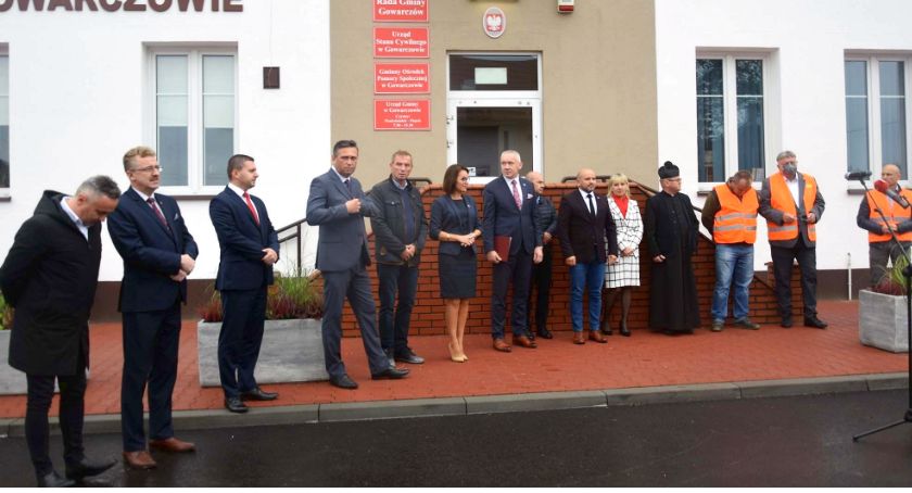 GOWARCZÓW. Ostre cięcie i… poszły samochody po nowym asfalcie