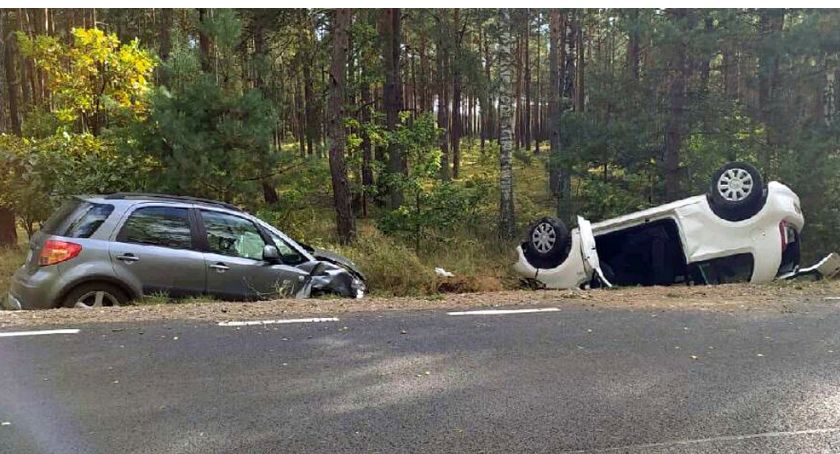 GMINA KOŃSKIE. Skoda zderzyła się z suzuki, które dachowało w rowie