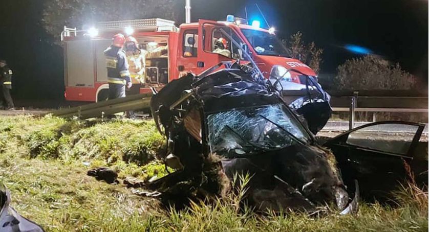 GMINA FAŁKÓW. Mazda wypadła z drogi. Roztrzaskała się na betonowym przepuście