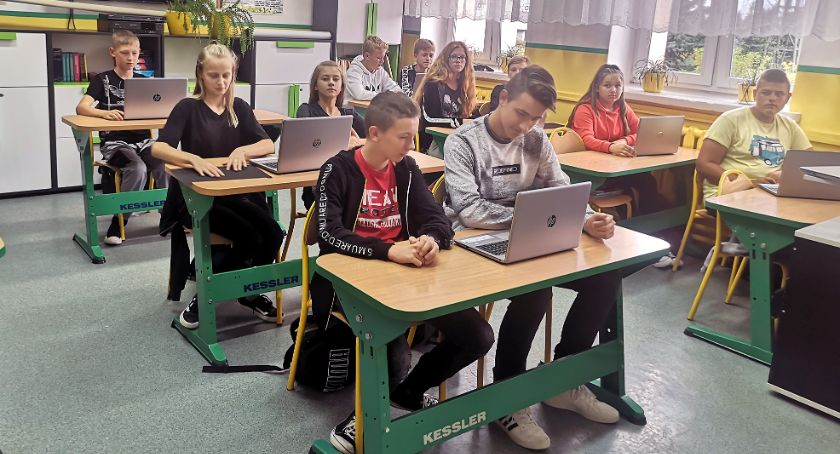 GMINA RADOSZYCE. Nowe tablety dla Szkoły Podstawowej w Wilczkowicach