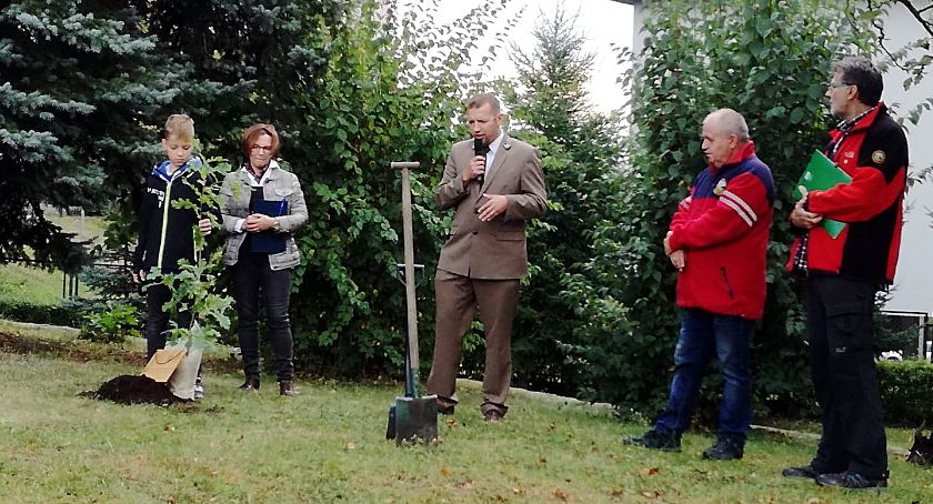 Sadzimy drzewa dla przyszłych pokoleń...