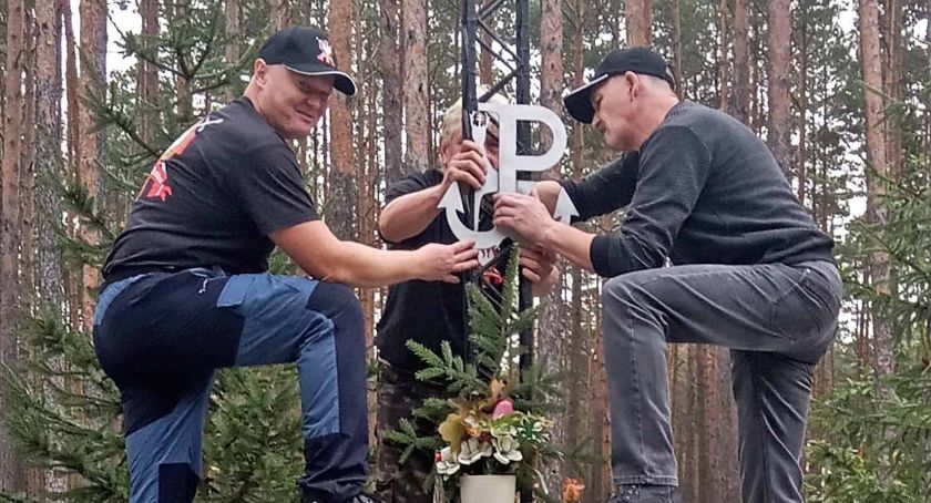 GMINA STĄPORKÓW. Znak świętokrzyskich partyzantów na krzyżu
