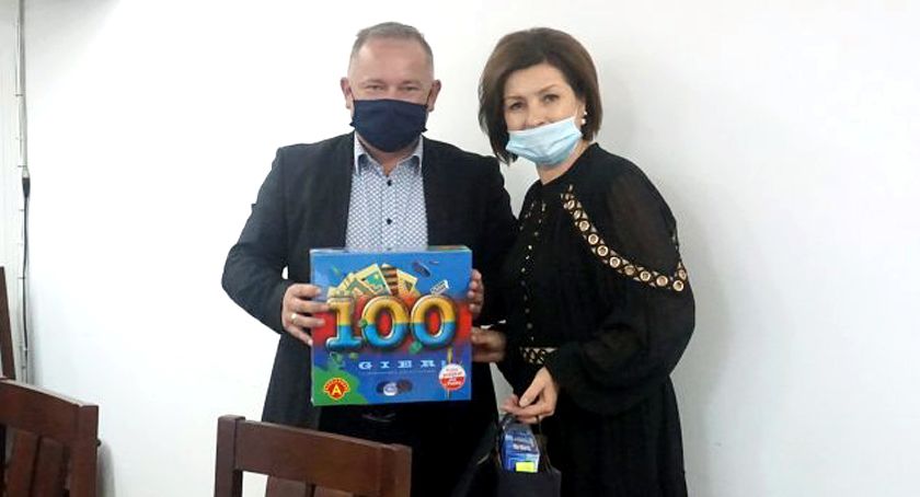 GMINA RADOSZYCE. Burmistrz wręczył nagrody w konkursach plastycznych