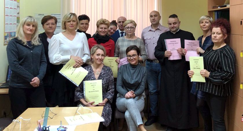 GOWARCZÓW. Dzień Edukacji Narodowej bez akademii, ale z nagrodami