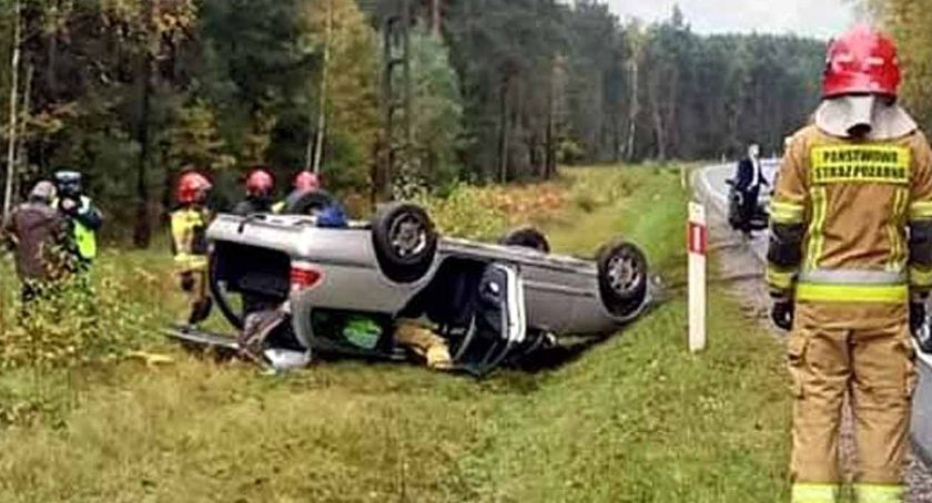GMINA STĄPORKÓW. Mercedes dachował na krajówce