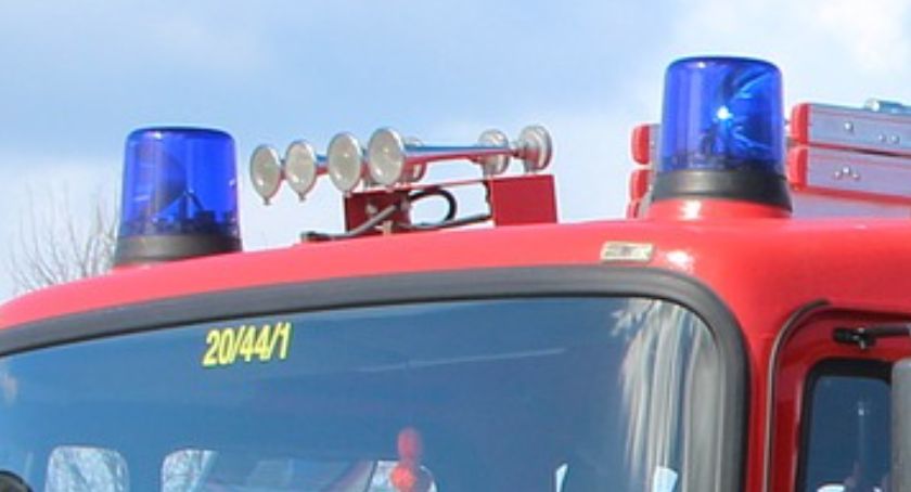 Na podłodze czekał na pomoc. Łomem otwierali drzwi