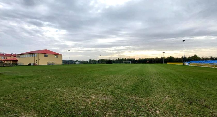 GMINA SMYKÓW. Remont boiska w Miedzierzy