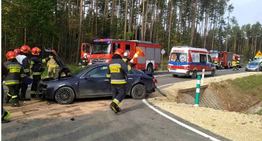 GMINA RADOSZYCE. Audi dachował za rowem drogi