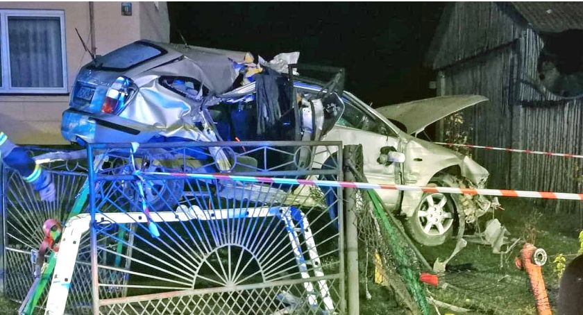 Mazda dachowała, ścięła płot i zawisła na bramie