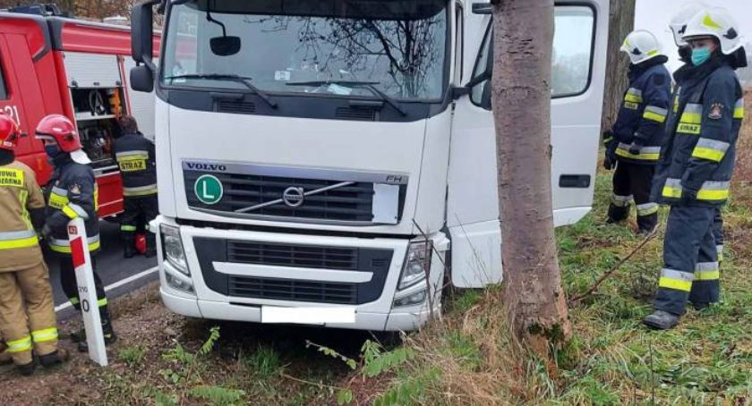 NOWY KAZANÓW: Volvo z naczepą w rowie