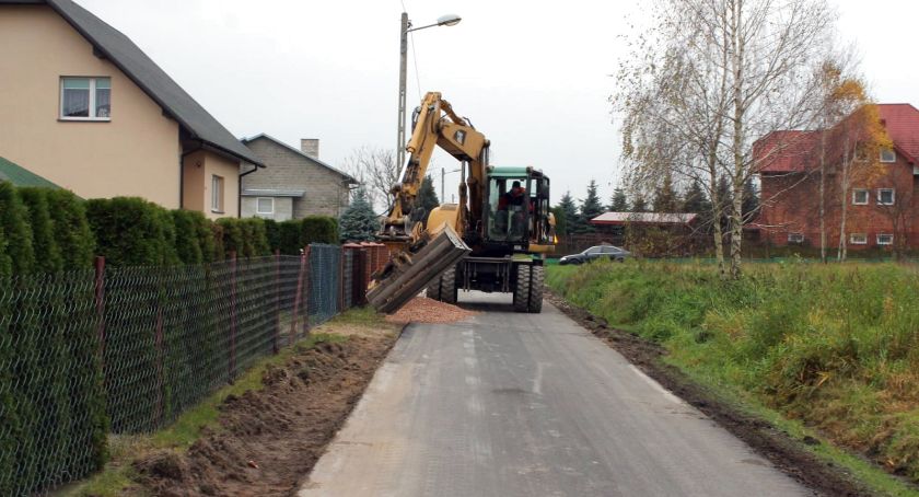 GMINA SMYKÓW. Kończą remont drogi dojazdowej