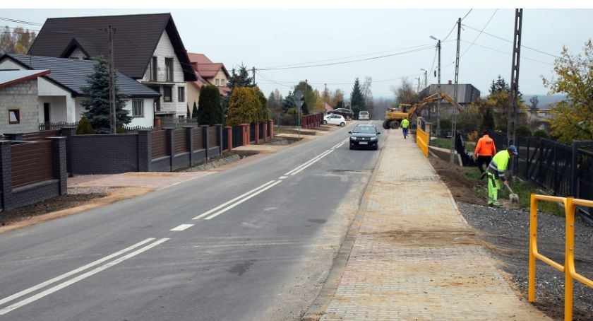 GMINA SMYKÓW. Poszerzyli jezdnię, wybudowali chodnik
