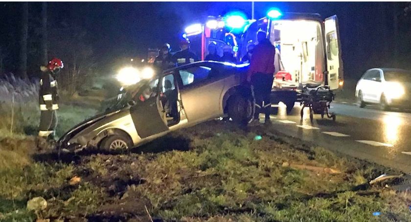 Wiosna. Alfa wypadła z jezdni i roztrzaskała się na przepuście