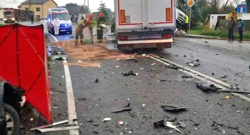 GMINA KOŃSKIE. Śmierć kierowcy volkswagena po zderzeniu z ciężarówką