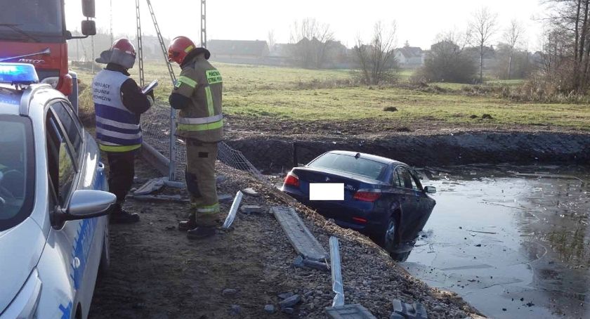 GMINA GOWARCZÓW. Wypadł z jezdni do przydrożnego zalewu