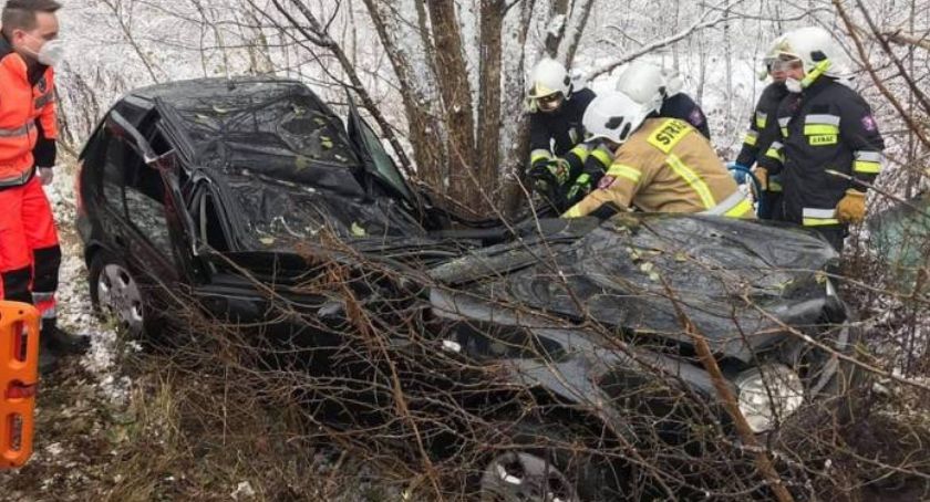 Volkswagenem wpadł na drzewo