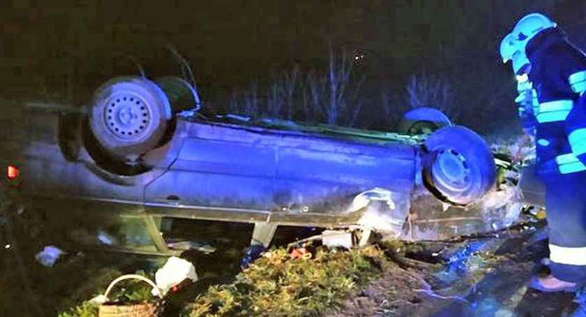 GMINA RADOSZYCE. Kierowca dachował volkswagenem na drodze między Pijanowem a Jakimowicami. Był...