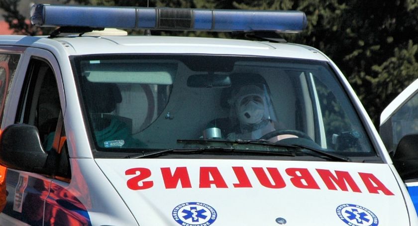 Peugeot dachował na krajówce. Kierowca poszkodowany