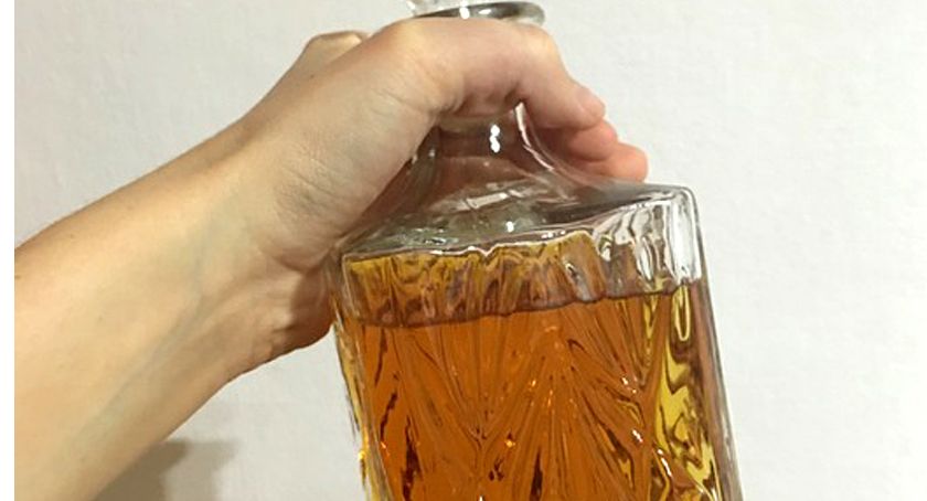 Kradł gorzałkę z półki i chował pod kurtkę. Wpadł, bo...