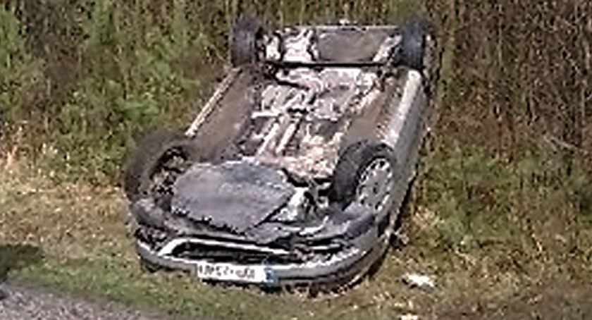 Jechała za szybko na śliskiej drodze. Jej seat dachował