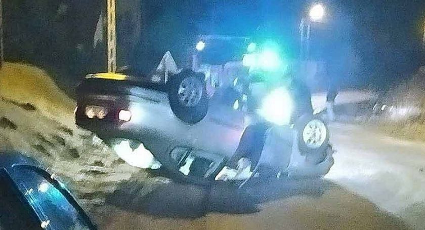 Seat dachował na łuku drogi w Niekłaniu Małym