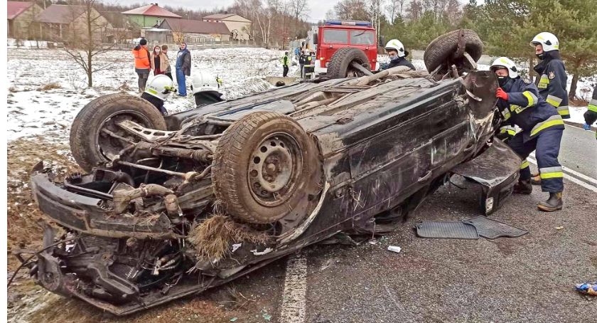 Wypadł z drogi, dachował po czym wytoczył się na jezdnię [ZDJĘCIA]