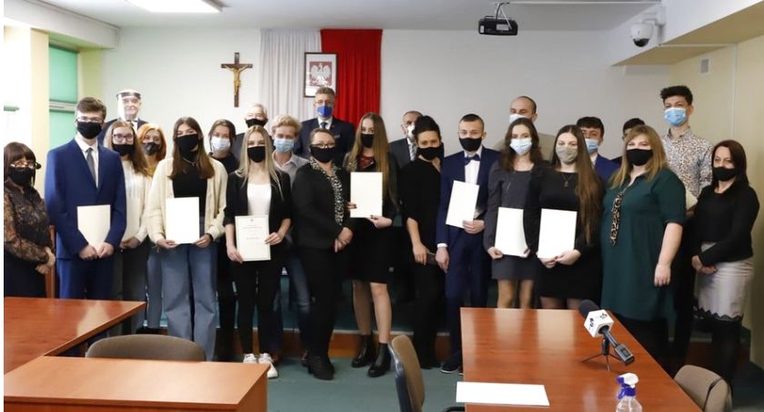 Szczęśliwa jedenastka ze stypendiami premiera