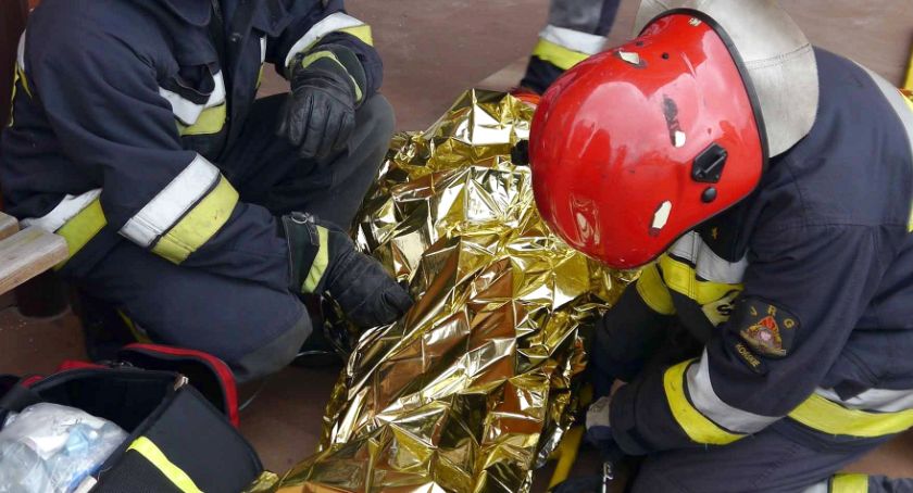 KOŃSKIE. Spał na klatce, obudził się i...