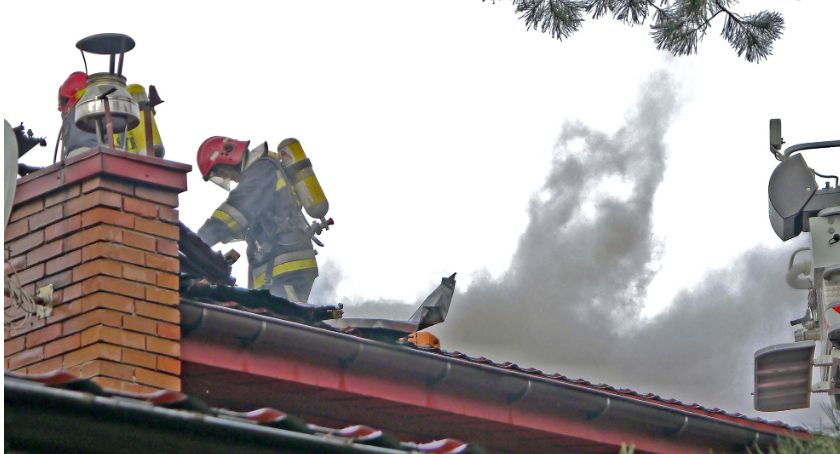 GMINA KOŃSKIE. Rozebrali komin, gasili płonące sadze