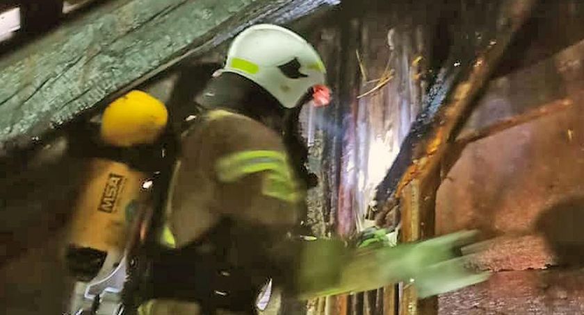 FAŁKÓW. Pożar na strychu domu. Straty liczone w tysiącach złotych [ZDJĘCIA]