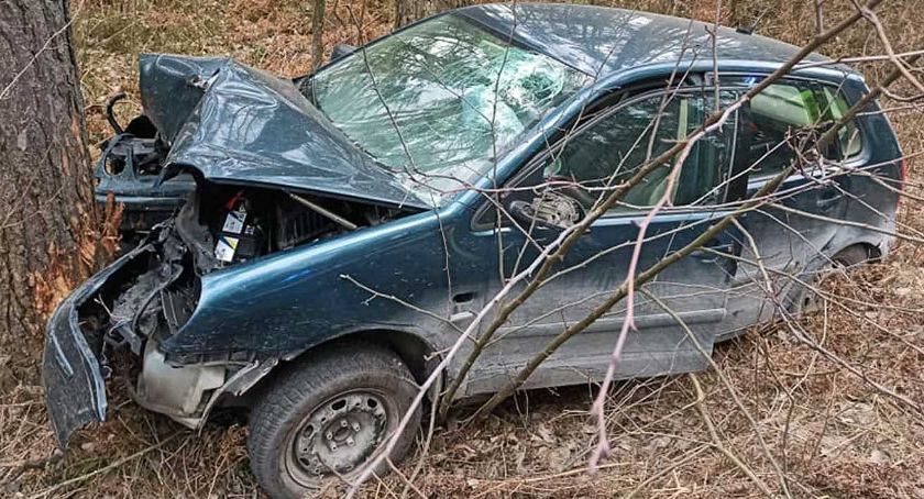 W Radoszycach volkswagen rozbił się o drzewo, a kierowca...