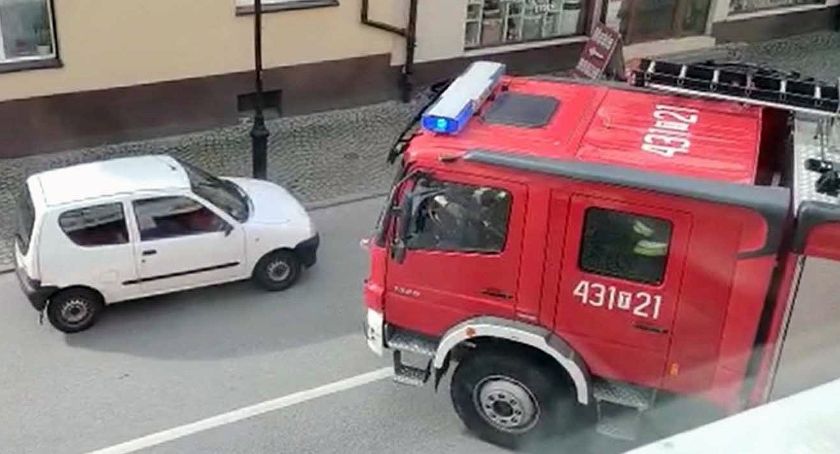 W Końskich kierowcy blokują wyjazd samochodów gaśniczych