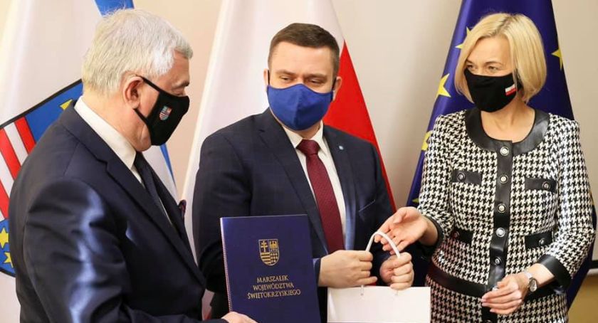 Pulsoksymetry na pomoc dla osób starszych w walce z koronawirusem