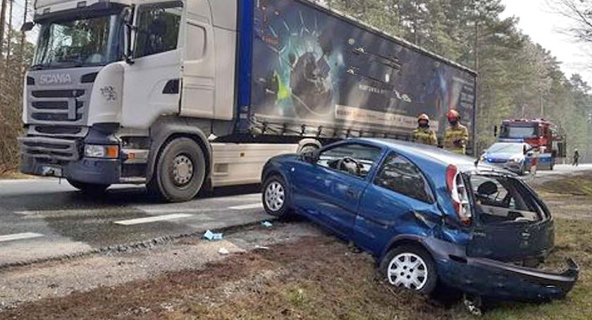 Na wysokości Wiosny koło Radoszyc scania najechała na opla [ZDJĘCIA]