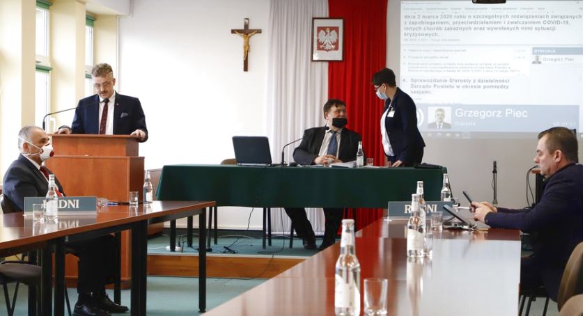 Sesja powiatu koneckiego. Podsumowania, ważne uchwały i deklaracje