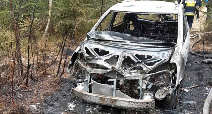 W lesie koło Wólki Plebańskiej doszczętnie spłonęła toyota