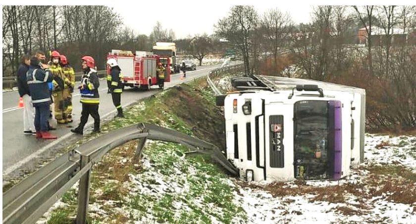 W Starym Polu ciągnik MAN z naczepą wypadł z drogi i...
